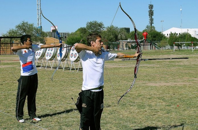 jovenes practicando jalo con arco